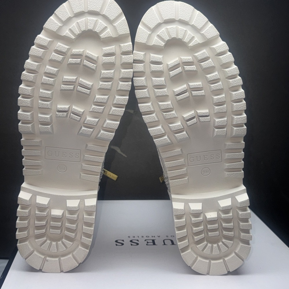 GUESS Women's Orana Combat Boo Ivory Logo Size 9M - Picture 6 of 14